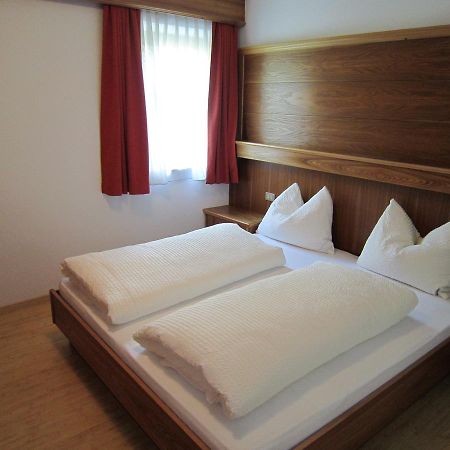 Aparthotel Garni Haus Hubertus Malles Venosta Exterior photo