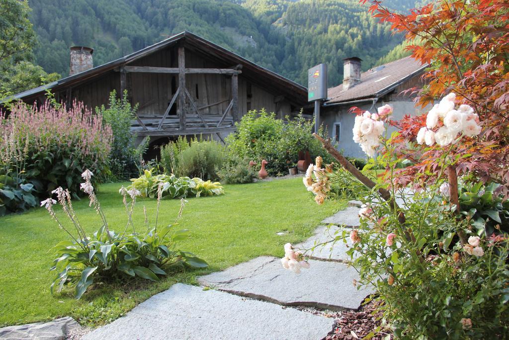 Aparthotel Garni Haus Hubertus Malles Venosta Exterior photo