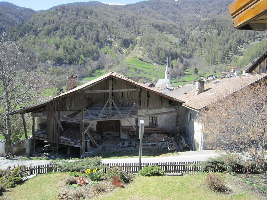 Aparthotel Garni Haus Hubertus Malles Venosta Exterior photo