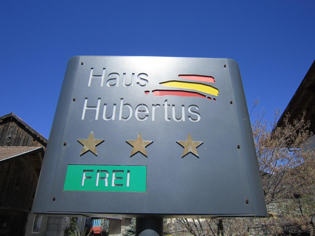 Aparthotel Garni Haus Hubertus Malles Venosta Exterior photo