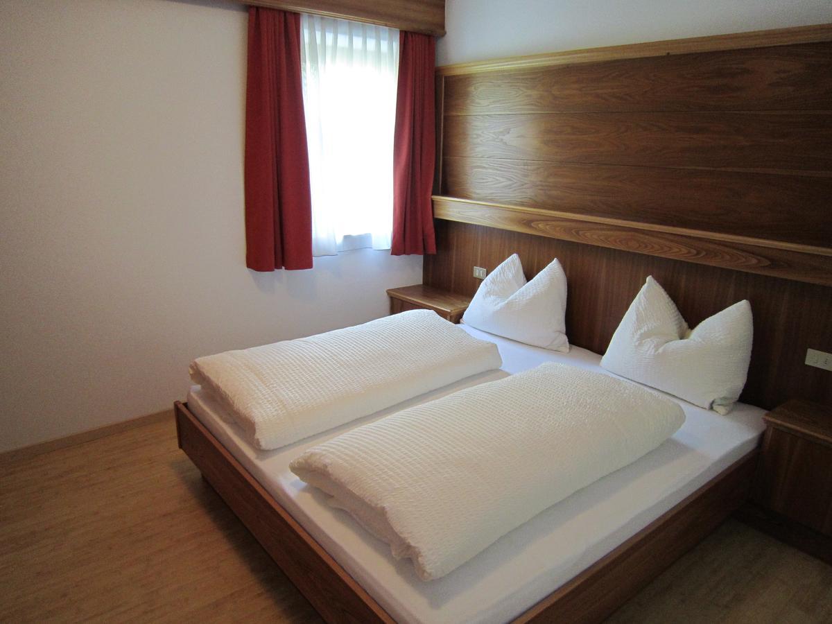 Aparthotel Garni Haus Hubertus Malles Venosta Exterior photo