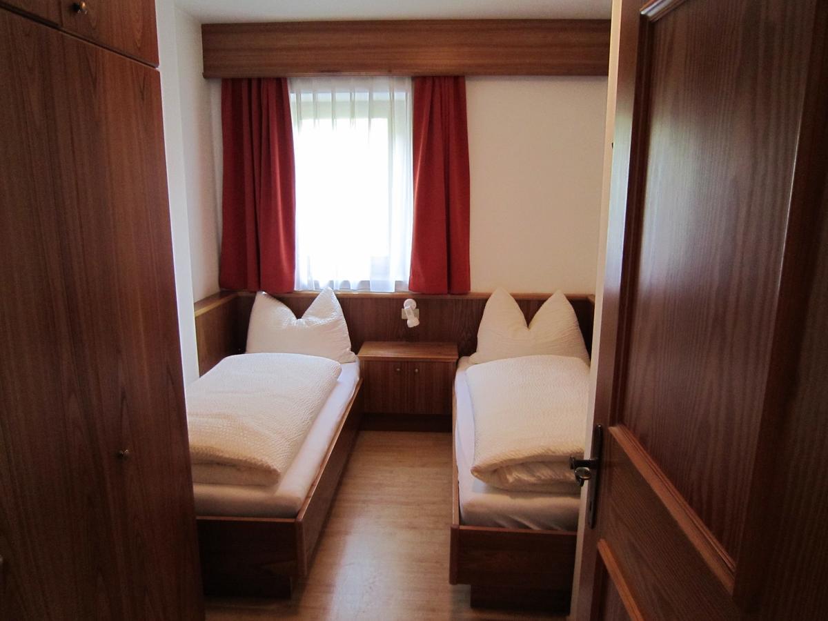 Aparthotel Garni Haus Hubertus Malles Venosta Exterior photo
