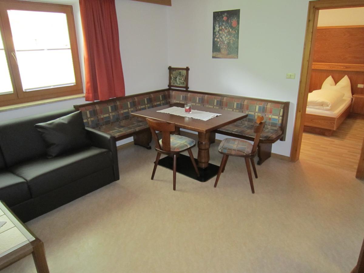 Aparthotel Garni Haus Hubertus Malles Venosta Exterior photo