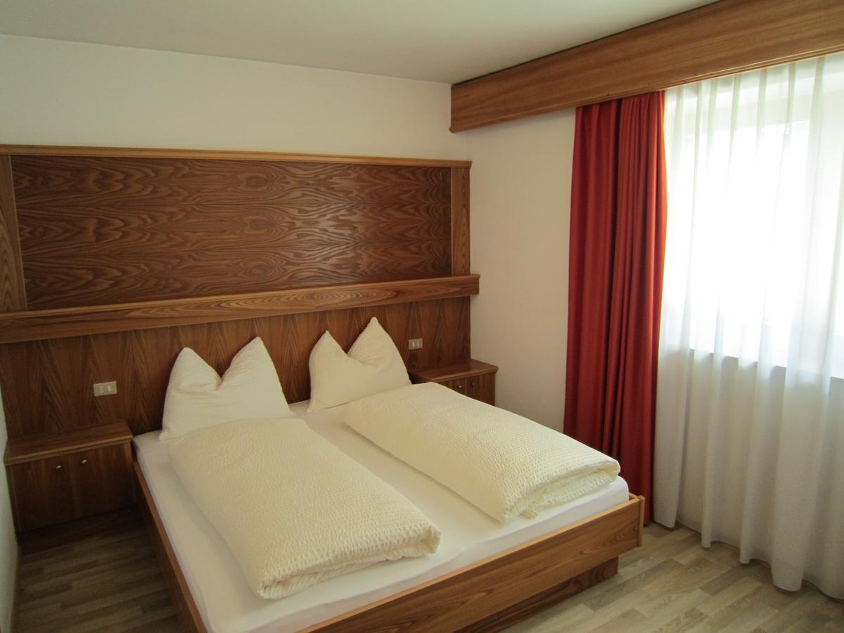 Aparthotel Garni Haus Hubertus Malles Venosta Exterior photo