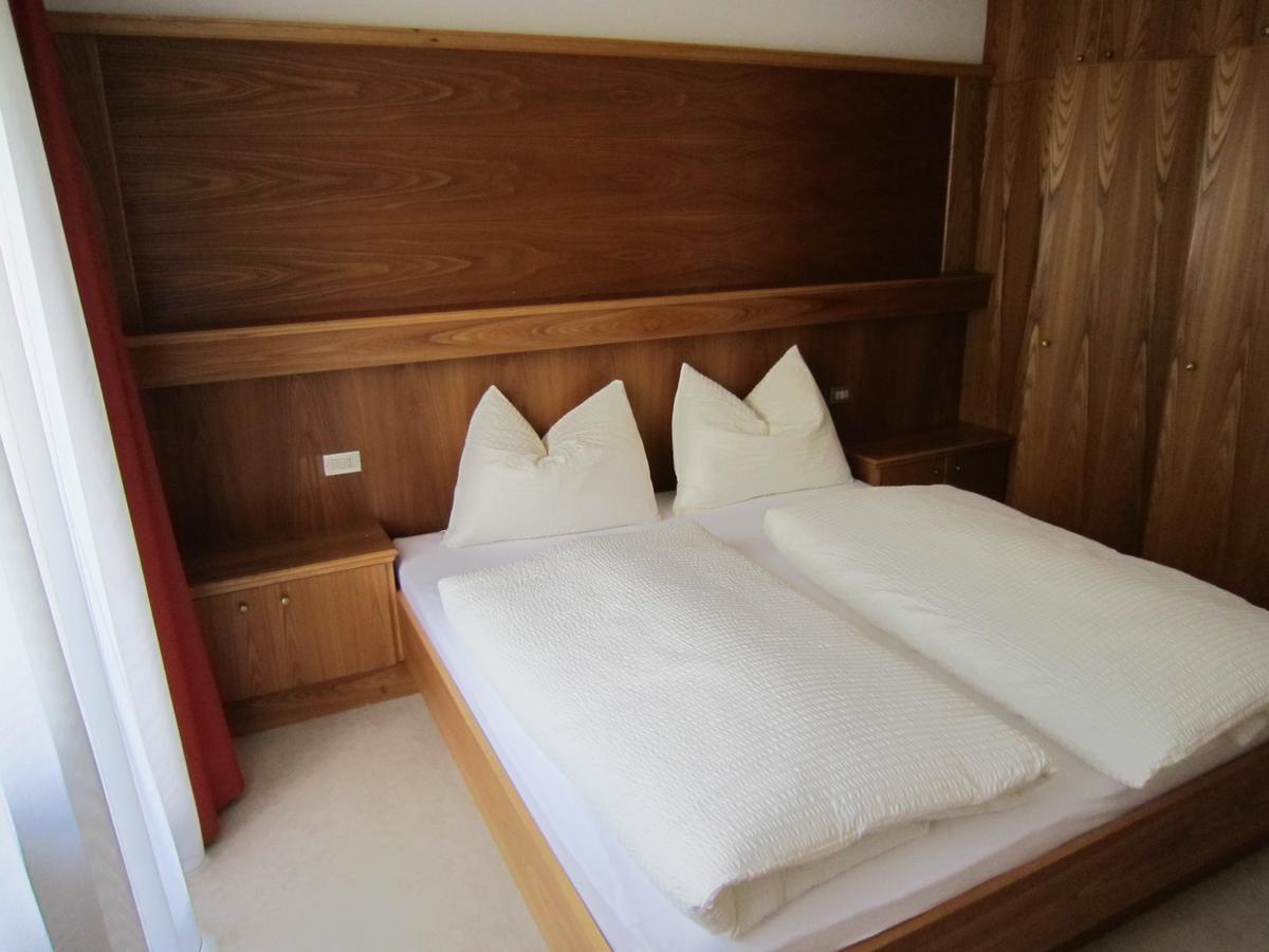 Aparthotel Garni Haus Hubertus Malles Venosta Exterior photo