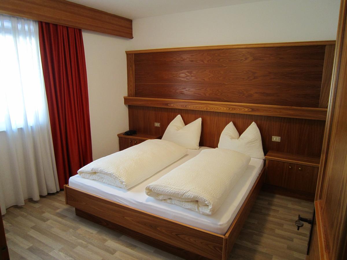 Aparthotel Garni Haus Hubertus Malles Venosta Exterior photo